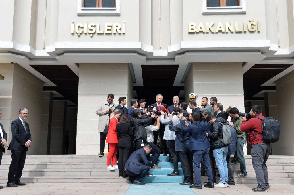 Ankara (Turkey), 01/10/2023.- Turkish Minister of Interior, Ali Yerlikaya (C-L) speaks to reporters after a suicide attack near the Turkish Interior Ministry in Ankara, Turkey, 01 October 2023. According to the Interior Minister Yerlikaya, two police officers were injured when two people carried out a bomb attack outside the ministry's gate, adding that one of the attackers blew himself up and the other was 'neutralized' by security forces. The ministry is located close to the Turkish parliament which was due to reopen on 01 October with a speech by Turkey's President Recep Tayyip Erdogan. (Turquía) EFE/EPA/NECATI SAVAS