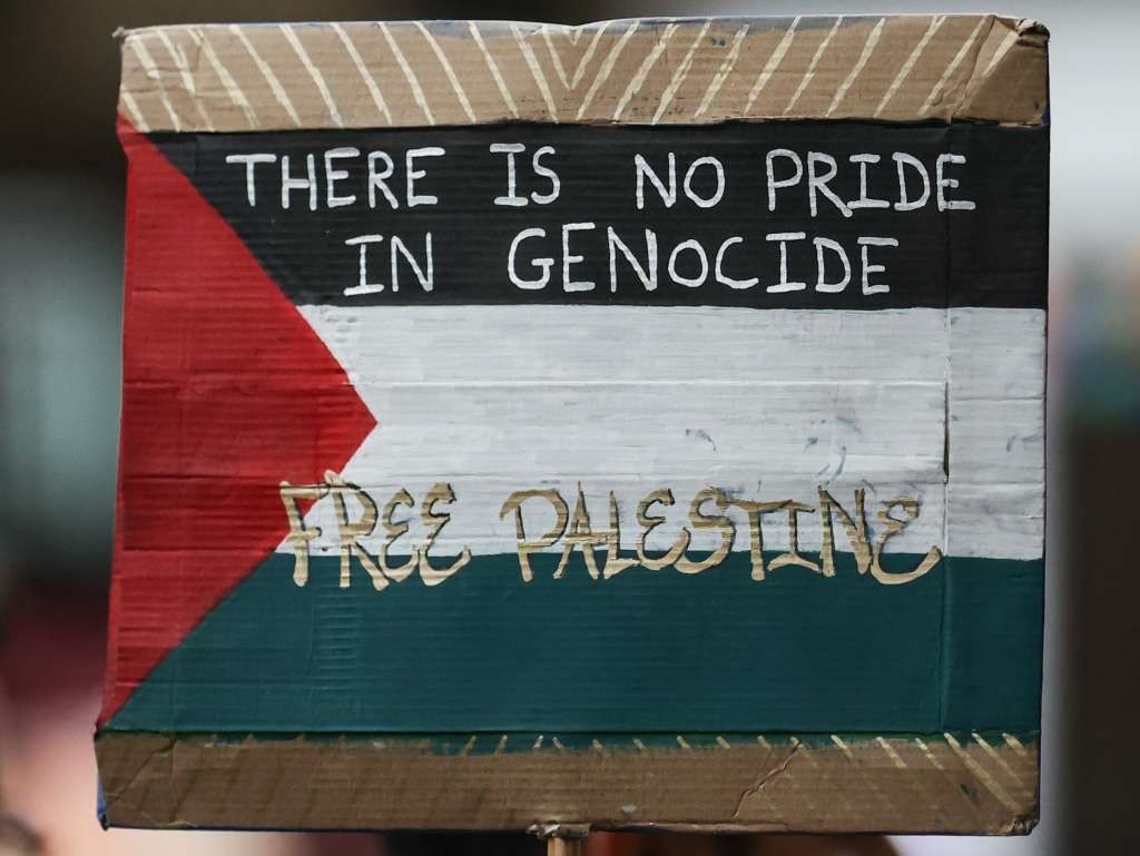 Paris (France), 01/01/2000.- A signboard with the Palestinian flag reads 'There is no pride in genocide, Free Palestine' during the annual LGBTQ (Lesbian, Gay, Bisexual, Transgender and Queer) Pride Parade in Paris, France, 29 June 2024. (Francia) EFE/EPA/MOHAMMED BADRA