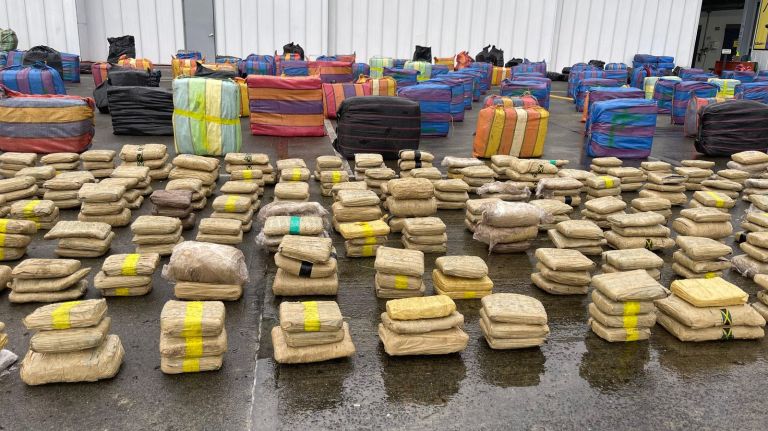 Camión se volcó en la vía Tuluá y transportaba más de 4 toneladas de marihuana