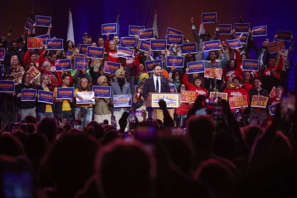 NEW YORK (United States), 27/10/2025.- Democratic nominee for the mayor of New York City Zohran Mamdani (C) speaks during the 'New York Is Not For Sale' rally at Forest Hills Stadium in the Queens borough of New York, New York, USA, 26 October 2025. The event, hosted by Democratic frontrunner in the New York City mayoral race Zohran Mamdani, will feature Senator Bernie Sanders and US Representative Alexandria Ocasio-Cortez, ahead of Election Day for New York City mayor on 04 November. (Alejandría, Nueva York) EFE/EPA/SARAH YENESEL
