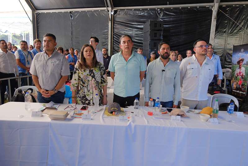 Gustavo Bolívar (centro) en Tibú, Norte de Santander. Allí, el mandatario regañó al director del DPS por asistir al evento después de su renuncia.