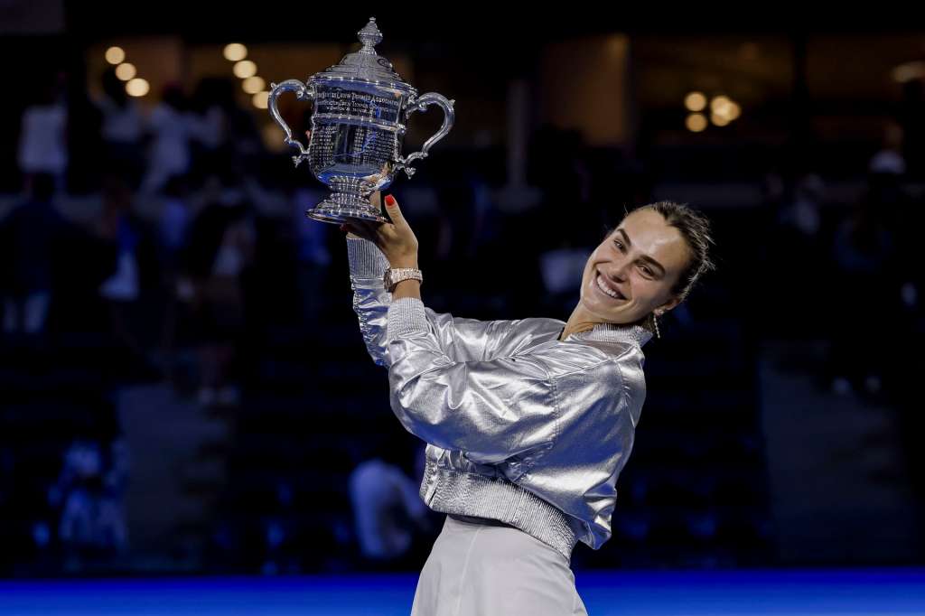 FOTODELDÍA - FLUSHING MEADOWS (Estados Unidos), 06/09/2025.- La bielorrusa Aryna Sabalenka posa con el trofeo después de vencer a la estadounidense Amanda Anisimova en la final del US Open de Tenis en el Centro Billie Jean King en Flushing Meadows, Nueva York. EFE/JOHN G. MABANGLO