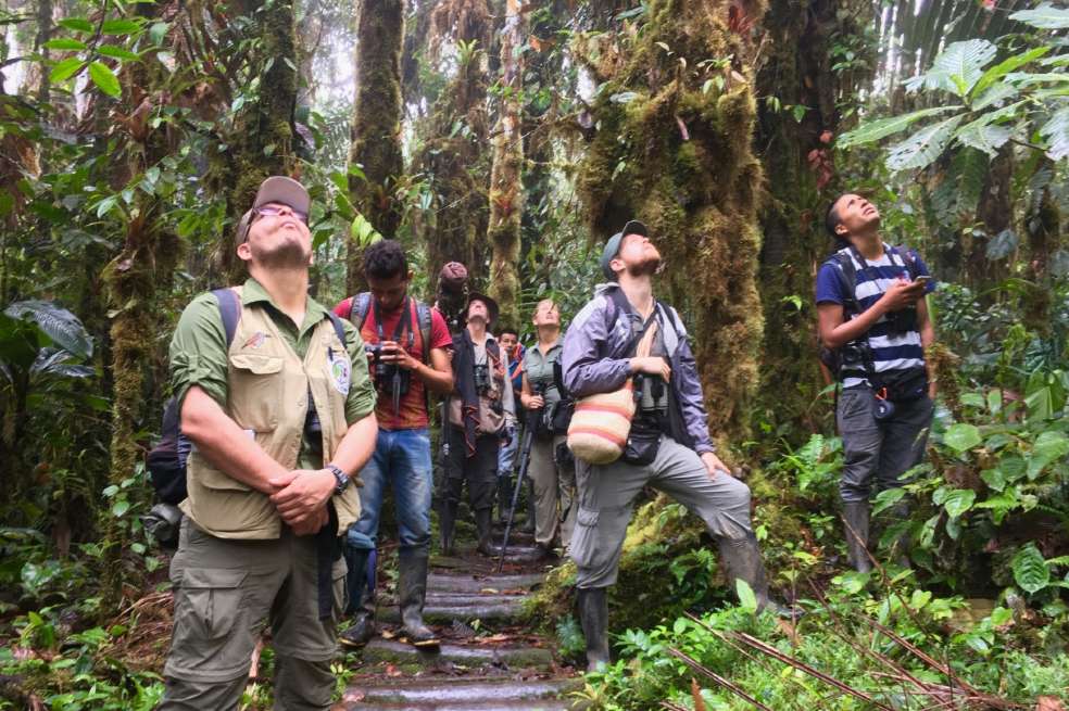 Brayan Coral (derecha) guiando en la Reserva Río Ñambí.