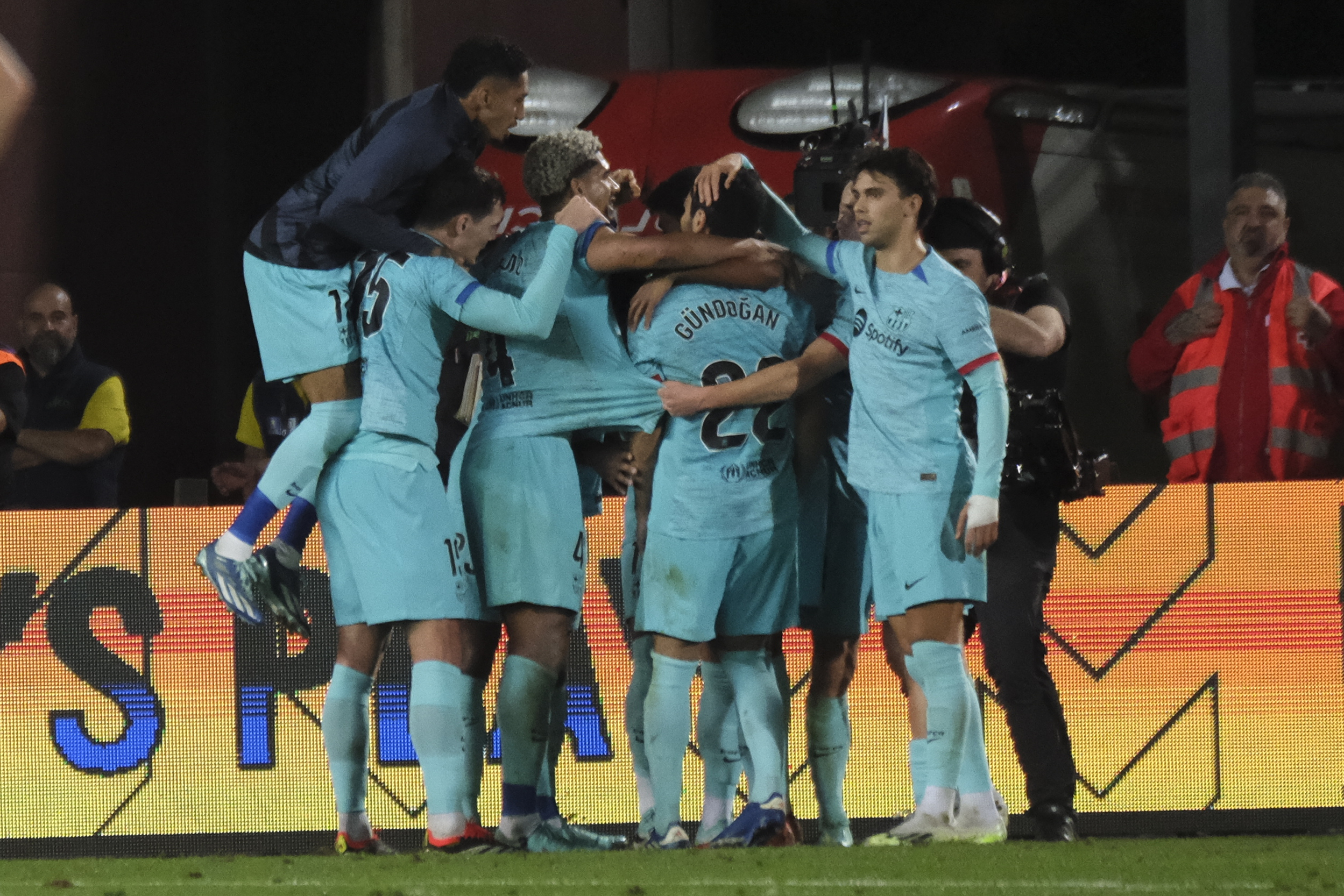 LAS PALMAS DE GRAN CANARIA, 04/01/2024.- El centrocampista del FC Barcelona İlkay Gündoğan (c) celebra con sus compañeros tras marcar el 1-2 de penalti durante el encuentro de la jornada 19 de Liga en Primera Dicvisión que UD Las Palmas y FC Barcelona disputan hoy jueves en el estadio de Gran Canaria, en Las Palmas. EFE/ Ángel Medina G.