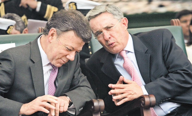 El presidente Santos comparó la resistencia civil del senador Uribe con la época  paramilitar de Carlos Castaño. / Archivo - El Espectador