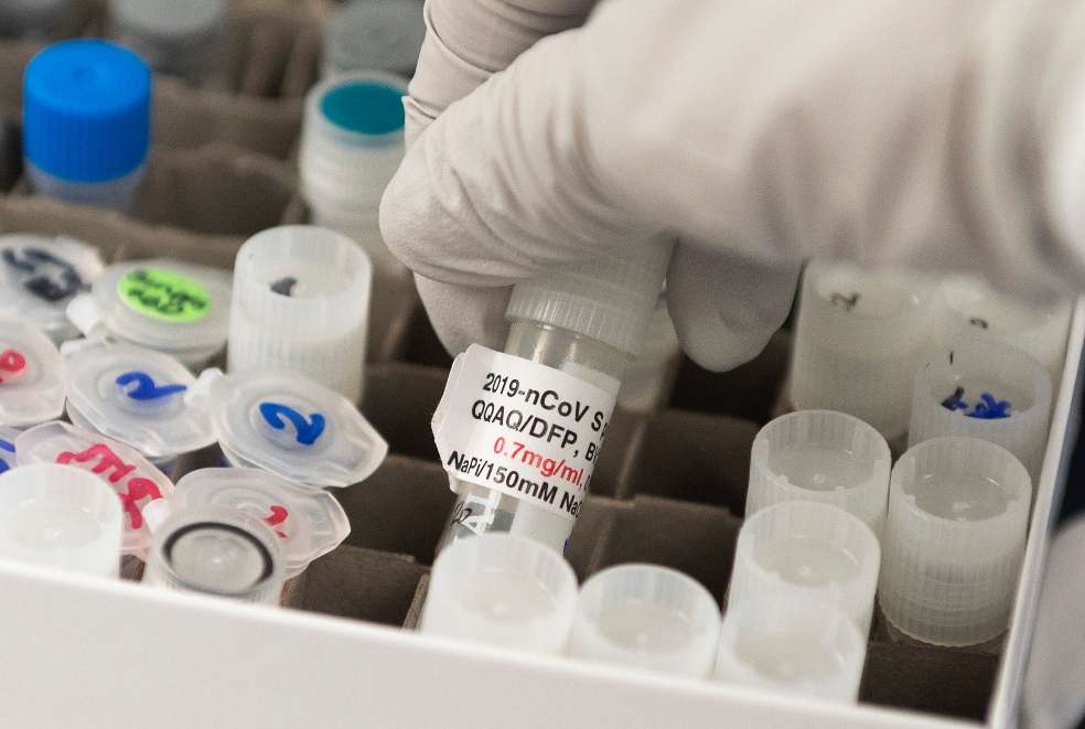Funcionarios revisan quién recibirá las primeras dosis de cualquiera de las vacunas efectivas contra el coronavirus este invierno.