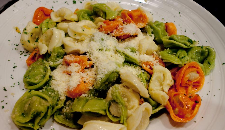 Tortellini al formaggio, pomodoro e basilico