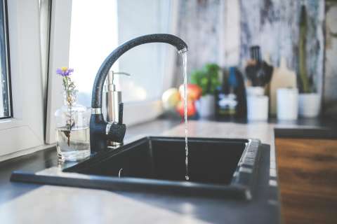 ¿Cómo limpiar el grifo de la cocina y del baño para que quede brillante?