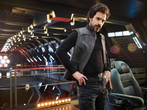 De Suramérica al espacio. Él es Santiago Cabrera, actor de ‘Star Trek: Picard’