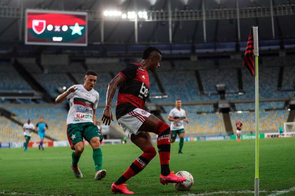 Bruno Henrique, volante de Flamengo, en un ataque contra Portuguesa en el estadio de Maracaná.