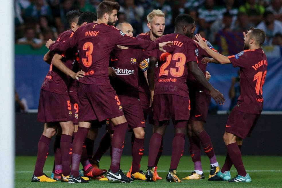 Los jugadores del Barcelona celebran el triunfo contra el Sporting de Lisboa. / AFP