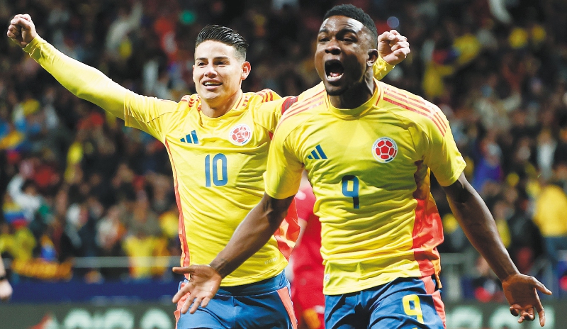 James Rodríguez (izq.) celebra en Madrid con John Córdoba, uno de los goleadores de la victoria de Colombia contra Rumania. / EFE