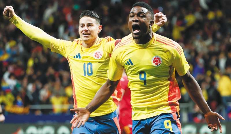 James Rodríguez (izq.) celebra en Madrid con John Córdoba, uno de los goleadores de la victoria de Colombia contra Rumania.