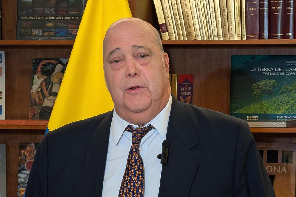 AME1614. WASHINGTON (ESTADOS UNIDOS), 08/07/2025.- El embajador de Colombia en Estados Unidos, Daniel García-Peña, habla durante una rueda de prensa este martes, en Washington (Estados Unidos). García-Peña regresó a Washington con el objetivo de enviar una señal de disposición por parte del Gobierno de Gustavo Petro para superar la crisis diplomática con la administración de Donald Trump. EFE/ Eduard Ribas Admetlla