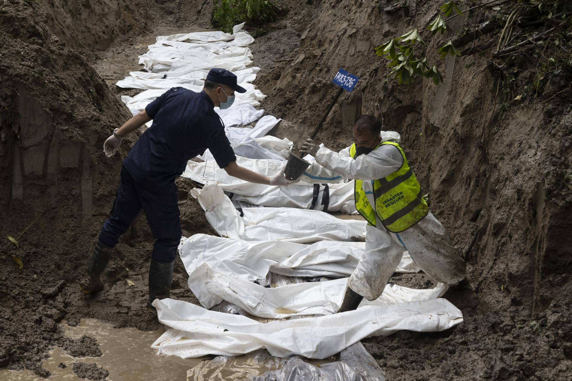 Kathmandu (Nepal), 01/09/2026.- Nepalese police personnel conduct a mass burial for flood victims in the Gokran forest in Kathmandu, Nepal, 01 September 2026. More than 1,000 people were killed, and thousands remain missing across northern Nepal after a glacial collapse and avalanche-triggered flash floods and mudslides along the Bhotekoshi and Trishuli river valleys near the Nepal-Tibet border, causing widespread destruction to settlements and infrastructure, according to the National Disaster Risk Reduction and Management Authority (NDRRMA). (Inundaciones) EFE/EPA/NARENDRA SHRESTHA