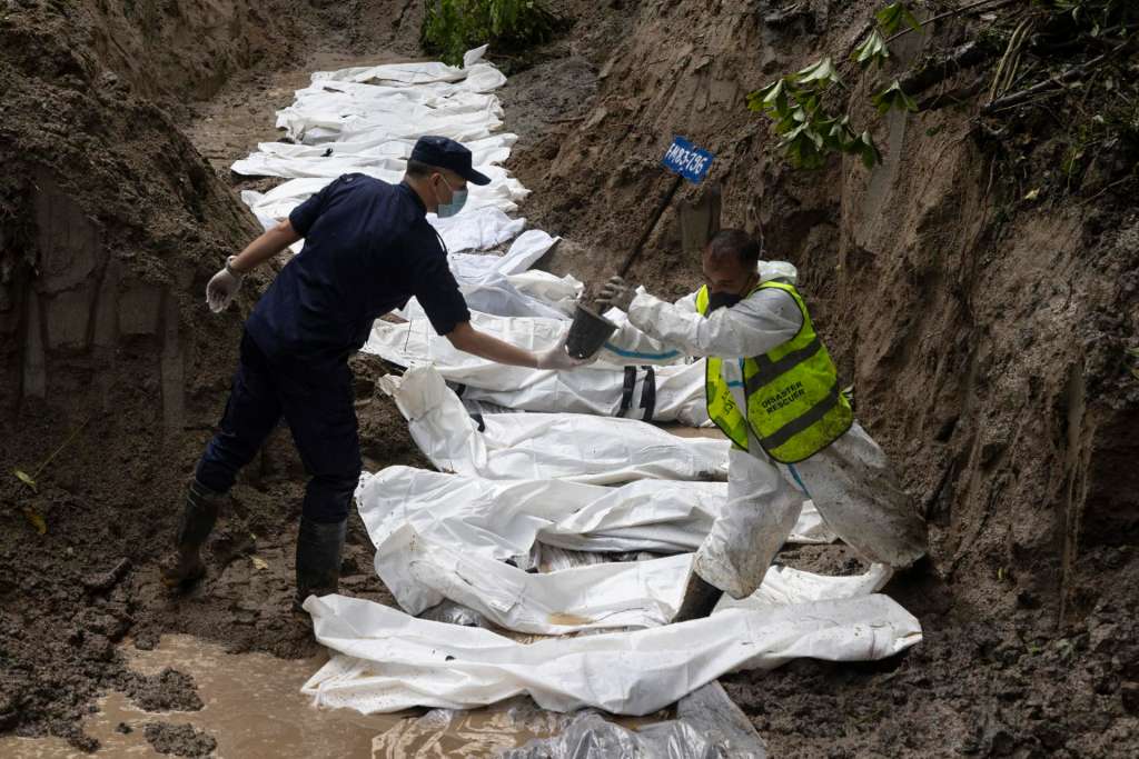 Kathmandu (Nepal), 01/09/2026.- Nepalese police personnel conduct a mass burial for flood victims in the Gokran forest in Kathmandu, Nepal, 01 September 2026. More than 1,000 people were killed, and thousands remain missing across northern Nepal after a glacial collapse and avalanche-triggered flash floods and mudslides along the Bhotekoshi and Trishuli river valleys near the Nepal-Tibet border, causing widespread destruction to settlements and infrastructure, according to the National Disaster Risk Reduction and Management Authority (NDRRMA). (Inundaciones) EFE/EPA/NARENDRA SHRESTHA