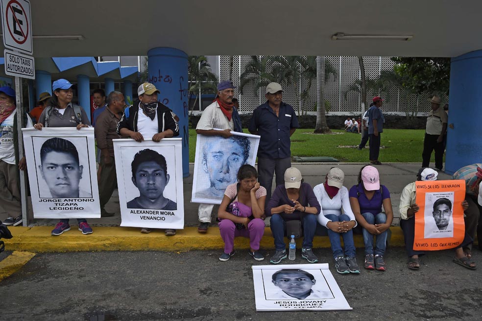 Familiares de los desaparecidos, durante la protesta en el aeropuerto de Acapulco. / AFP