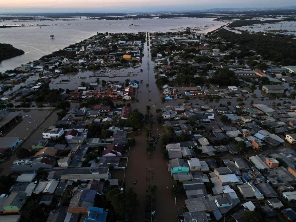 ACOMPAÑA CRÓNICA: BRASIL INUNDACIONES. AME5052. ELDORADO (BRASIL), 09/05/2024.- Fotografía aérea que muestra la magnitud de una inundación este jueves en Eldorado, región metropolitana de Porto Alegre (Brasil). Con buques de guerra, aviones cargueros y hospitales de campaña, las Fuerzas Armadas de Brasil desplegaron un enorme operativo para auxiliar a las víctimas de las devastadoras inundaciones en el sur del país, que han dejado al menos 108 fallecidos, 136 desaparecidos y ciudades enteras bajo el agua. EFE/ Isaac Fontana