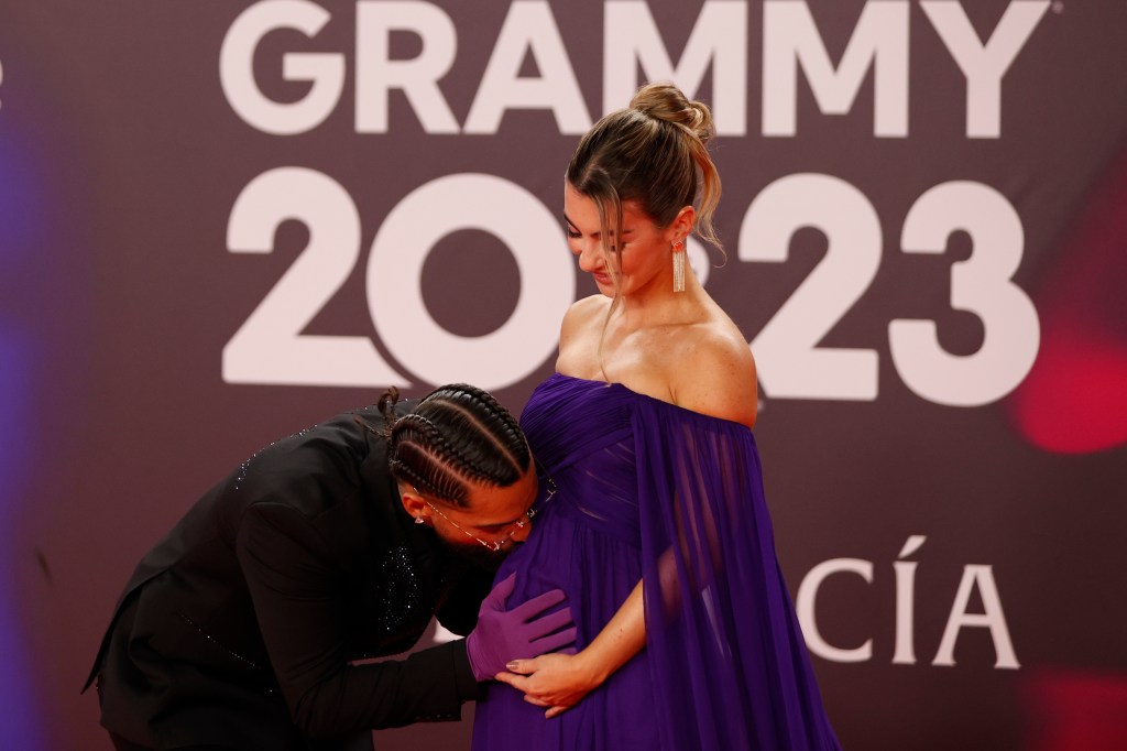 SEVILLA. 16/11/2023.- Maluma y su pareja, Susana Gómez, posan para los fotógrafos en la alfombra roja de la gala anual de los Latin Grammy, este jueves en Sevilla. EFE/Jorge Zapata
