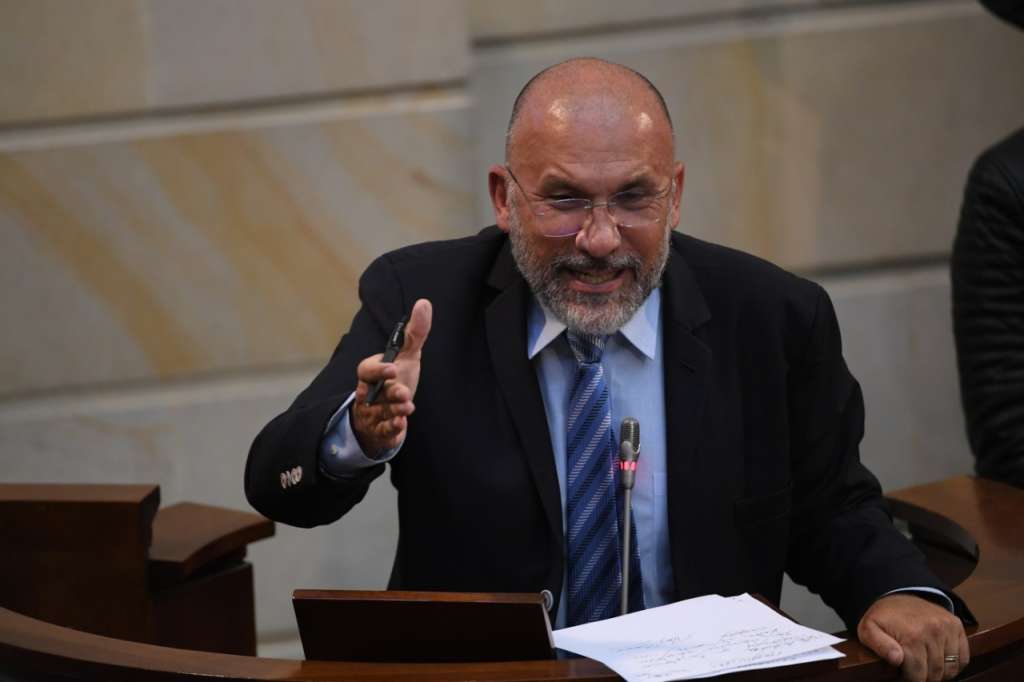 El senador Roy Barreras le había propuesto al Centro Democrático retirar la recusación contra Uribe si estos retiraban la recusación contra Cepeda. Su propuesta fue rechazada.Cristian Garavito - El EspectadorResuelto este asunto, habían quedado impedidos los senadores John Besaile, Juan Felipe Lemos, Andrés García Zuccardi y Sammy Merheg, de la U; Arturo Char, de Cambio Radical; Sandra Ramírez, Pablo Catatumbo Torrres, Julián Gallo y Victoria Sandino, de la FARC; Alejandro Corrales, Honorio Henríquez y Carlos Felipe Mejía, del Centro Democrático.
