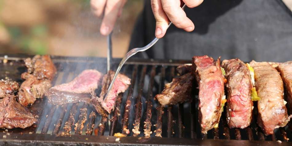 Plato que expone la gastronomía argentina donde suele estar presente el chimichurri.