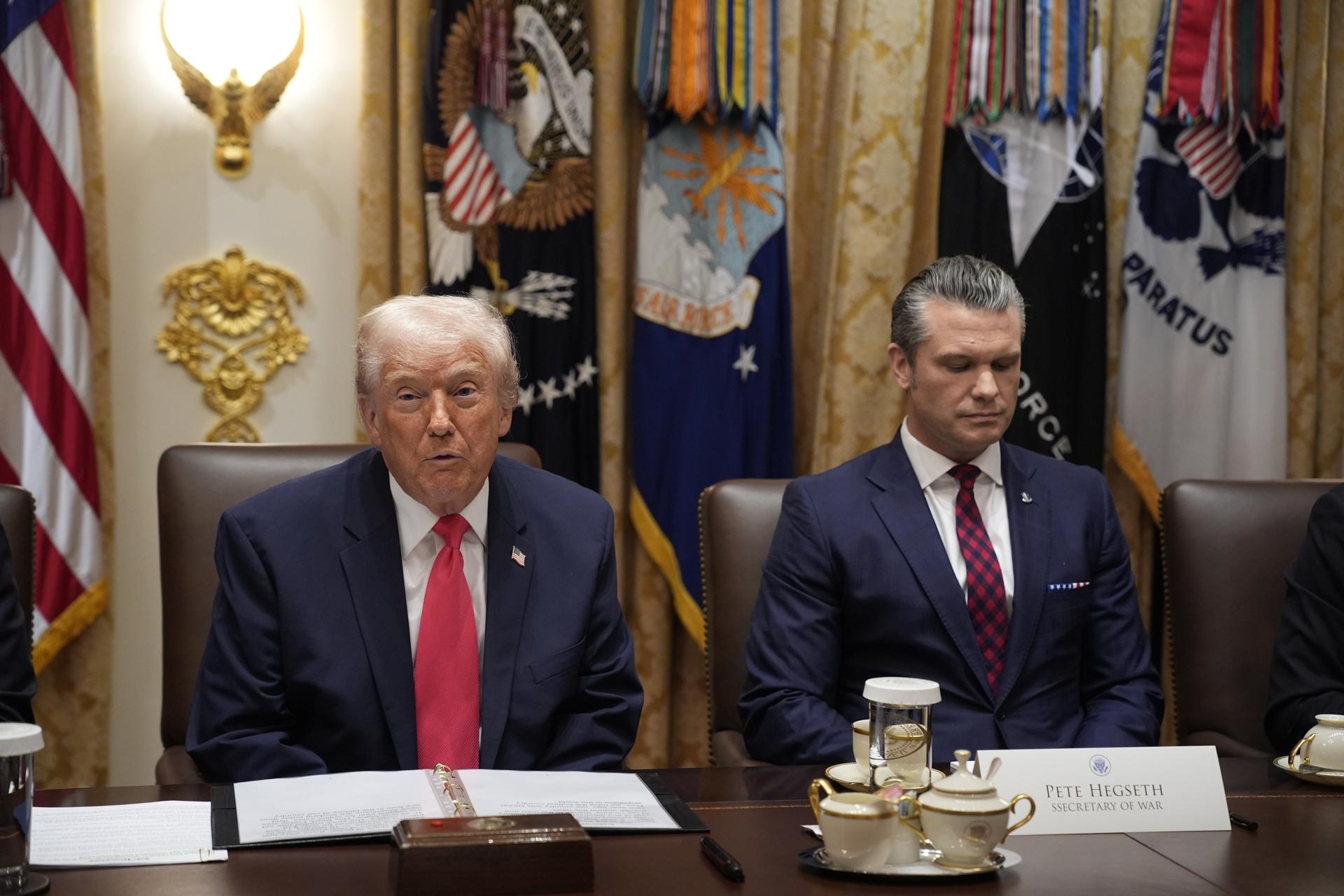 Washington (United States of America), 02/12/2025.- US President Donald Trump (L) makes opening remarks during a meeting with his Cabinet in the Cabinet Room of the White House in Washington, DC, USA, 02 December 2025, in the presence of US Secretary of War Pete Hegseth. EFE/EPA/YURI GRIPAS / POOL