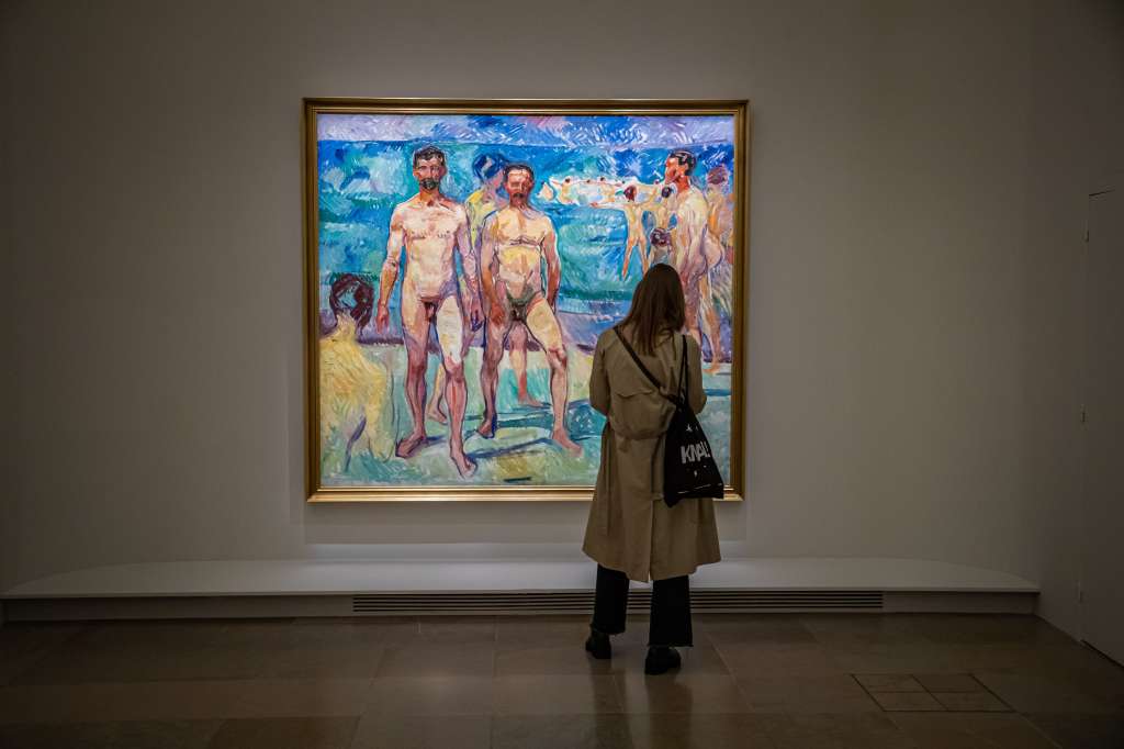Paris (France), 19/09/2022.- A visitor looks at the painting 'Bathing Men' by Norwegian artist Edvard Munch (1863-1944) on display at Orsay Museum in Paris, France, France, 19 September 2022. An exhibition dedicated to Munch, titled 'Edvard Munch. A Poem of Life, Love and Death,' will be on show at the museum from 20 September 2022 to 22 January 2023. (Francia) EFE/EPA/CHRISTOPHE PETIT TESSON
