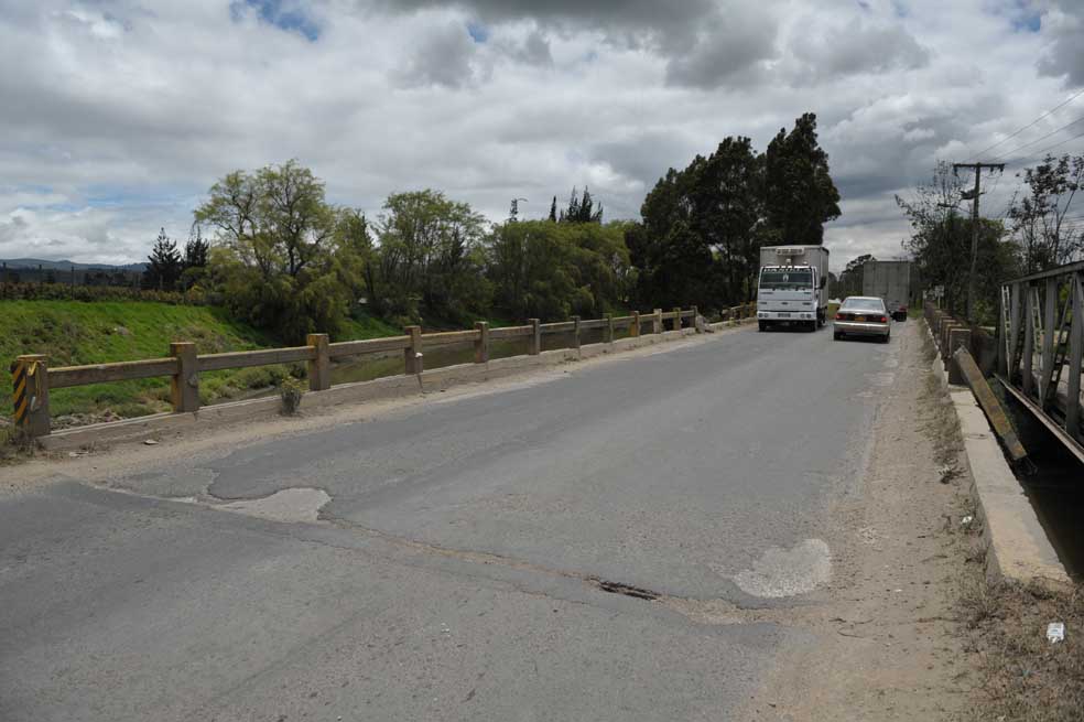 El puente de la Virgen define el límite vial entre Cota y Bogotá. Según el IDU, el Acueducto ha hecho algunas reparaciones preventivas. / Óscar Pérez - El Espectador