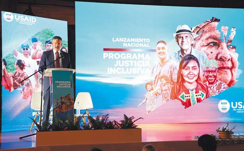 Larry Sacks en el lanzamiento de Justicia Inclusiva, en Bogotá, el jueves 5 de mayo. / Cortesía