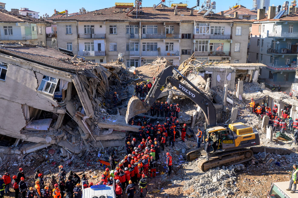 Rescatistas moviendo cadáveres de un edificio que se derrumbó con el terremoto en Elazig, al este de Turquía, de 6,8 de magnitud. / AFP