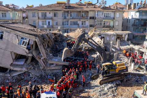 Continúa búsqueda de sobrevivientes a potente terremoto en Turquía