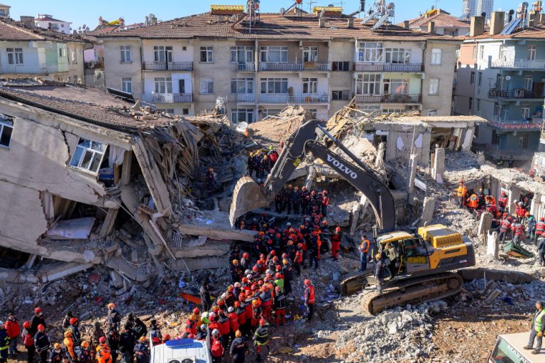 Continúa búsqueda de sobrevivientes a potente terremoto en Turquía