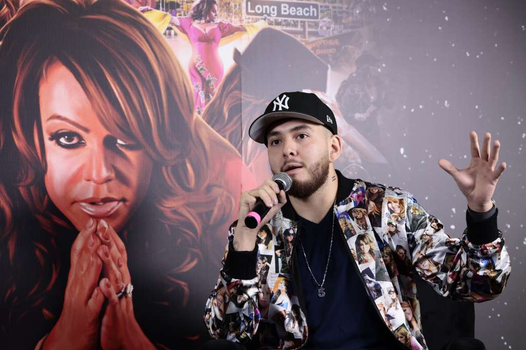 MEX2761.CIUDAD DE MÉXICO (MÉXICO), 18/08/2023.- El hijo de la fallecida cantante Jenni Rivera, Johny López, habla hoy en una rueda de prensa durante la presentación del álbum póstumo de la artista titulado "Misión cumplida" en la Ciudad de México (México). El legado de la Diva de la Banda, Jenni Rivera, fallecida en 2012, se mantiene vivo a pesar del tiempo y sus cinco hijos tratan de mantenerse unidos y trabajar para honrar a su madre, quien les enseñó, dijo Jacqie Rivera, a estar juntos pase lo que pase. EFE/José Méndez