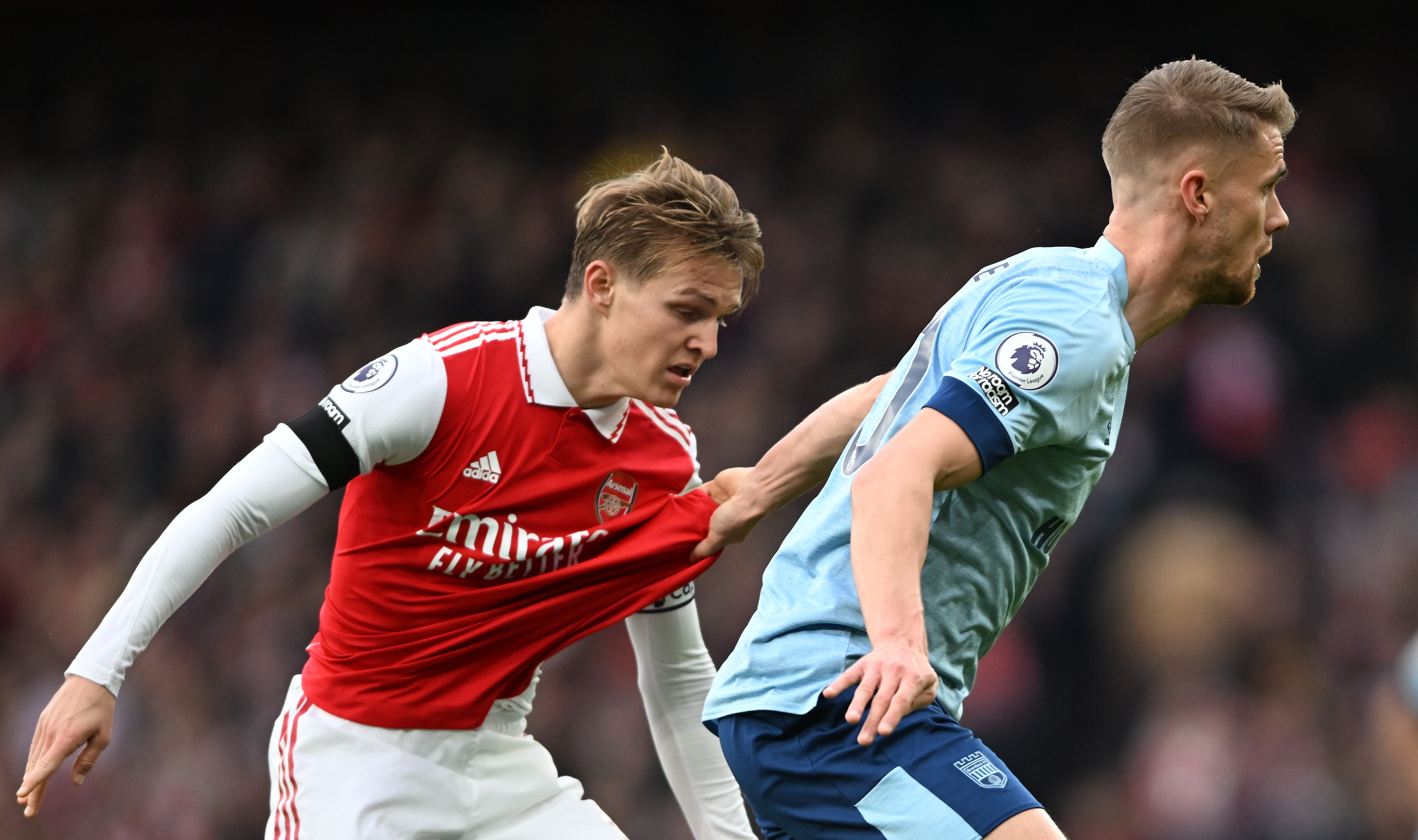 London (United Kingdom), 11/02/2023.- Arsenal's Martin Odegaard (L) is tackled by Brentford's Kristoffer Ajer (R) during the English Premier League soccer match between Arsenal London and Brentford FC in London, Britain, 11 February 2023. (Reino Unido, Londres) EFE/EPA/Daniel Hambury EDITORIAL USE ONLY. No use with unauthorized audio, video, data, fixture lists, club/league logos or 'live' services. Online in-match use limited to 120 images, no video emulation. No use in betting, games or single club/league/player publications