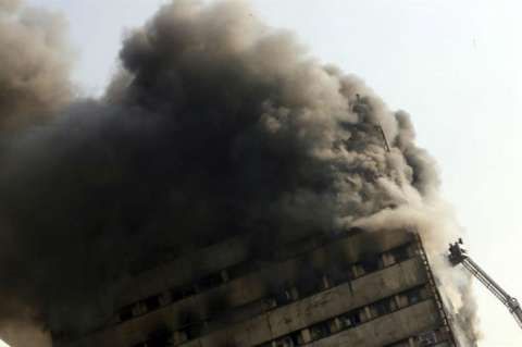 Al menos 20 bomberos muertos tras derrumbe de un edificio en Irán