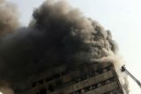 Al menos 20 bomberos muertos tras derrumbe de un edificio en Irán