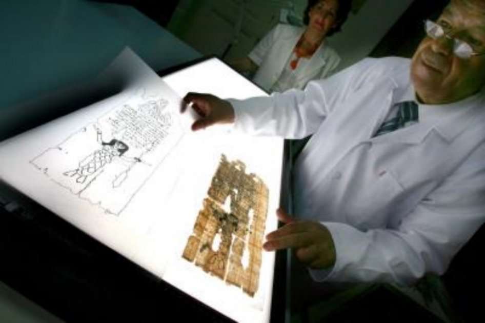 Restauración de papiros/ Foto: Archivo EFE