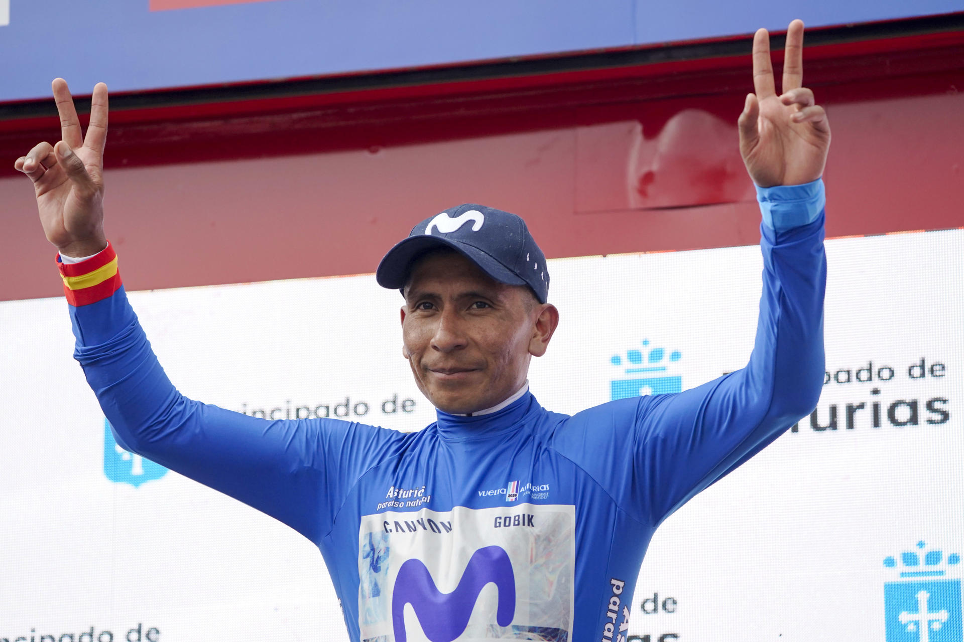 POLA DE LENA, 24/04/2026.- El colombiano Nairo Quintana, líder de la general, celebra en el podio la victoria conseguida en segunda etapa de la Vuelta Ciclista a Asturias 2026, disputada entre Llanes y Pola de Lena, con un recorrido de 140 kilómetros con el alto de la Colladiella, de primera categoría, y otros tres de segunda y tercera. EFE/Paco Paredes