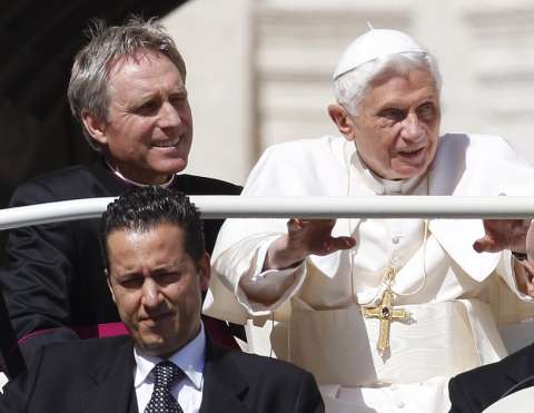 Benedicto XVI indulta a su exmayordomo, condenado por el robo de documentos