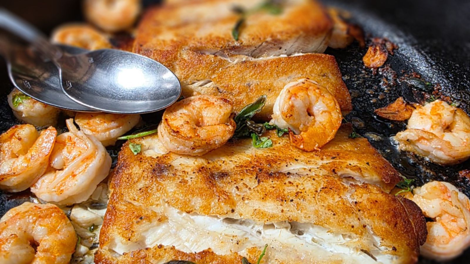 Siempre me han interesado mucho los platos en los que se relacionan los pescados con los mariscos, un matrimonio gastronómico que funciona muy bien.