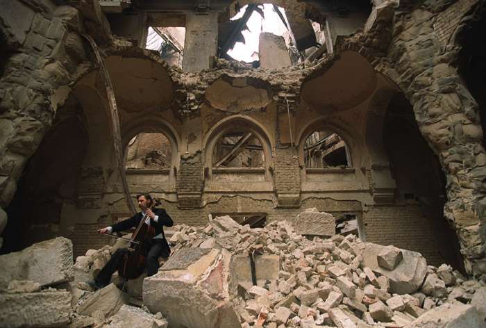 En la foto, Vedran Smailović, también conocido como “el Chelista de Sarajevo”, tocando en las ruinas de la Biblioteca Nacional de Sarajevo, incendiada en agosto de 1992 durante el asedio de la capital de Bosnia y Herzegovina.
