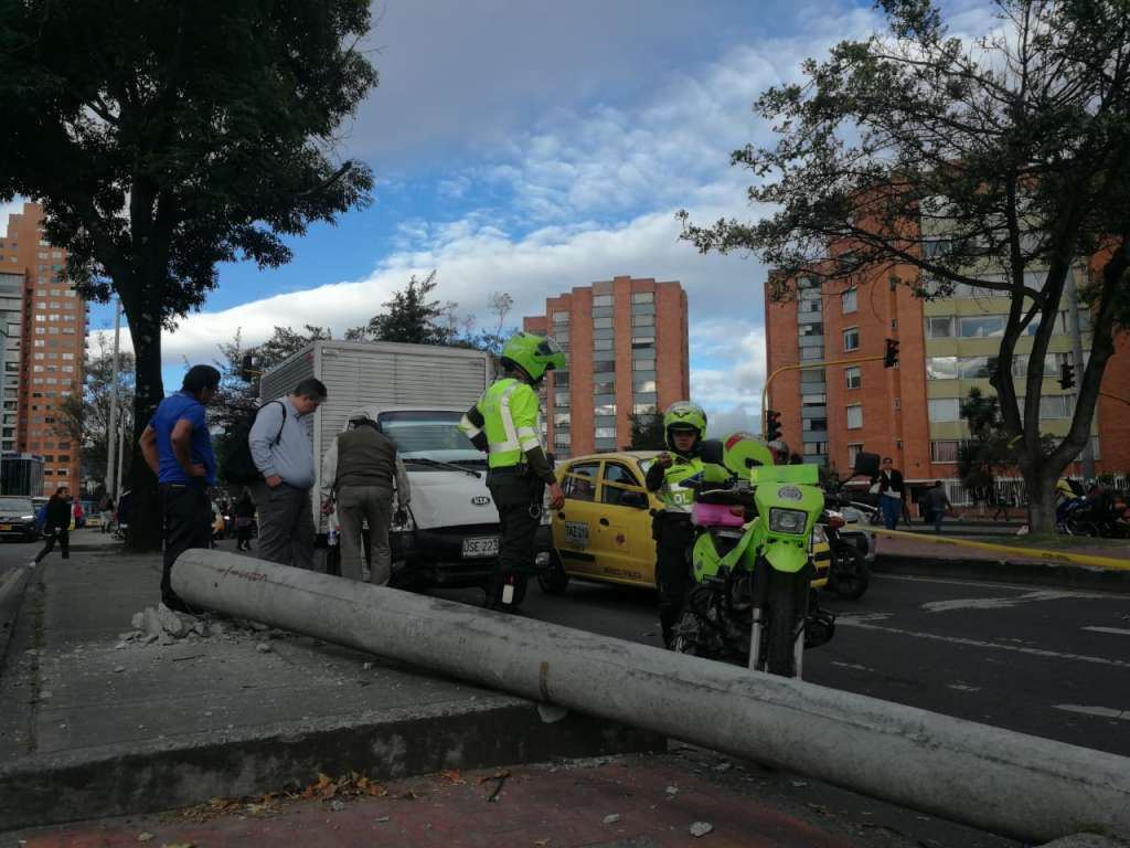 Al lugar llegaron dos unidades de Policía de Tránsito, quienes informaron que se encuentran en etapa de indagación, para determinar si el conductor del vehículo iba en exceso de velocidad o en estado de embriaguez, y así, tomar las medidas judiciales al respecto. También hicieron presencia miembros del Cuerpo de Bomberos, que ayudaron a mover el poste y las ramas delárbol,para dar vía libre al tráfico de la zona.