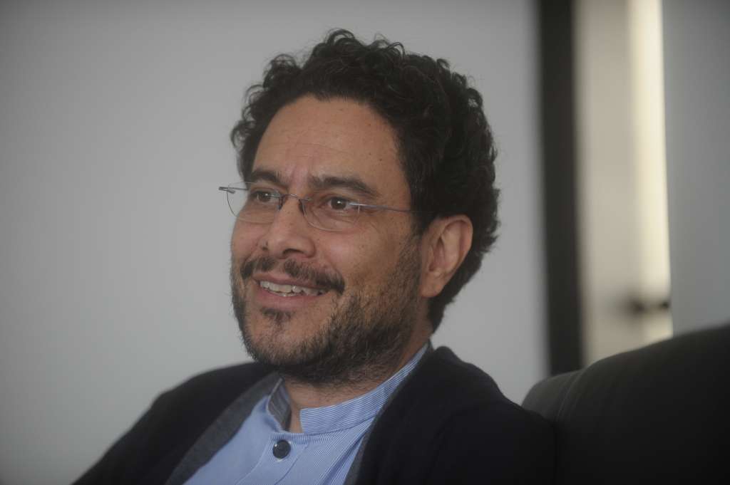Senador con la fotografía de su padre Manuel Cepeda Vargas, en entrevista