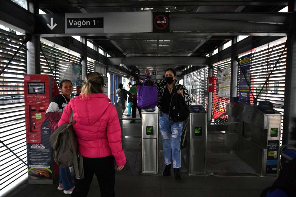 Nuevas puertas anticolados de Transmilenio.