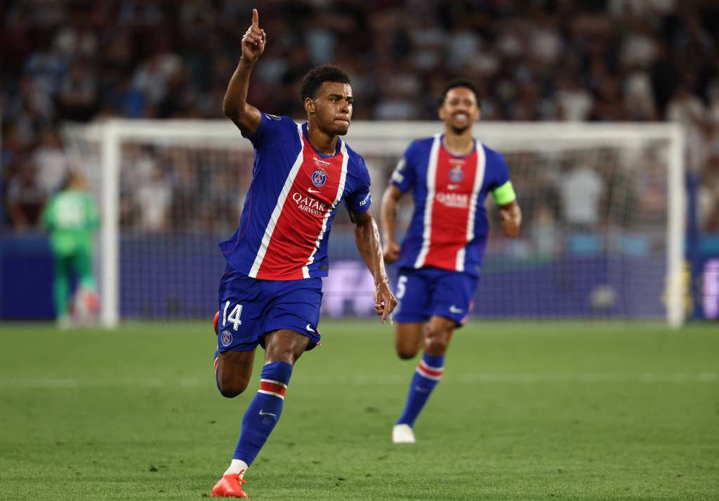 Desiré Doué celebra el gol que le dio un nuevo título a PSG.