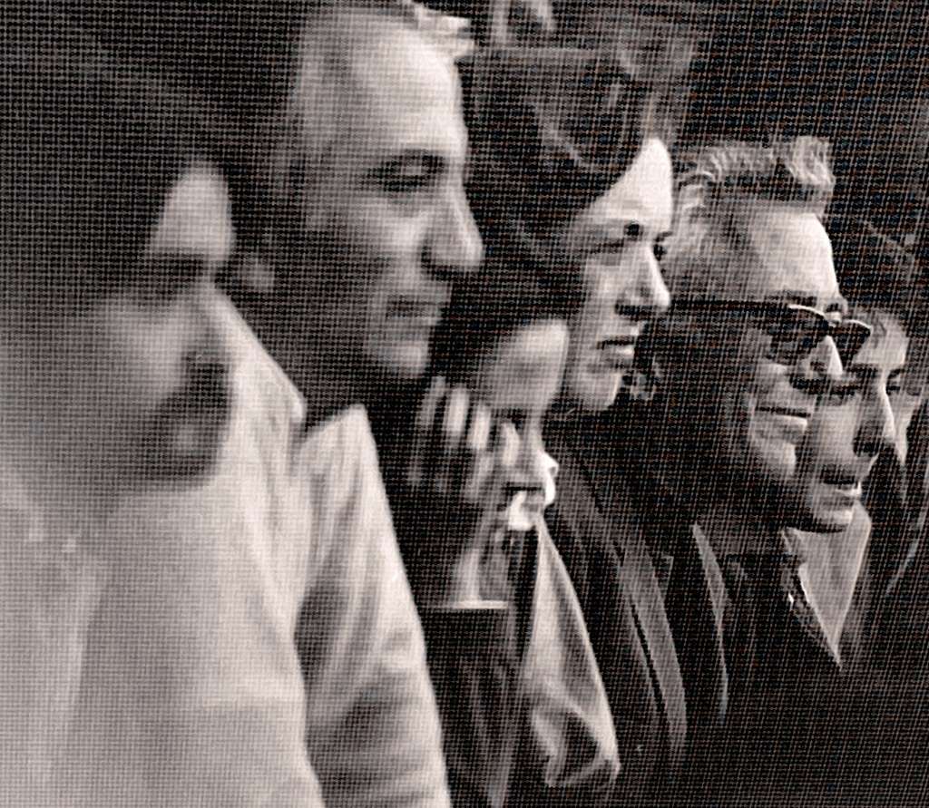 Guillermo Cano, al lado de su esposa, Ana María Busquets de Cano, y otros miembros de su familia.