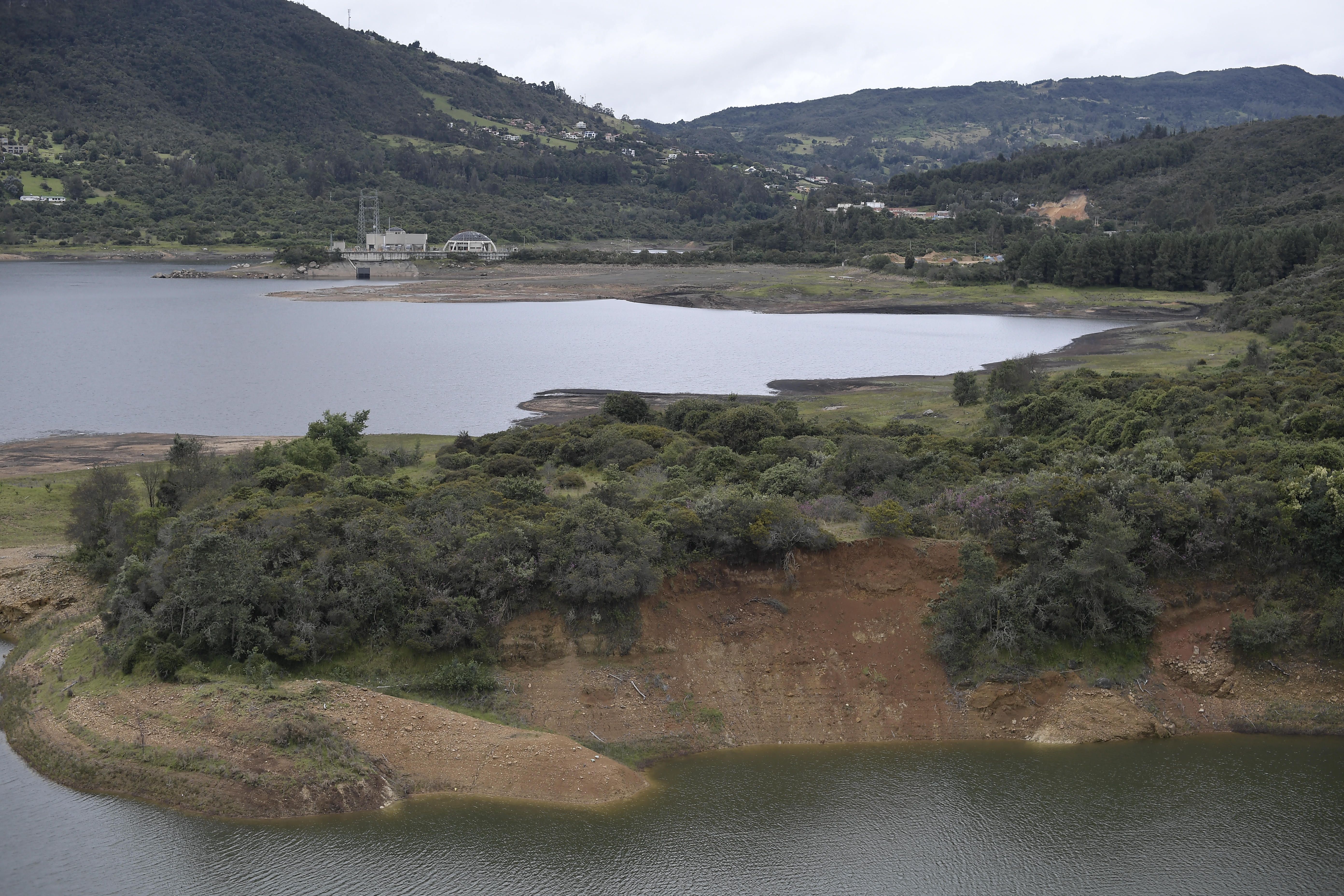 Bajo nivel de agua en esta represa localizada en el municipio de La Calera, a 12 km de Bogotá, tras un año de racionamiento.