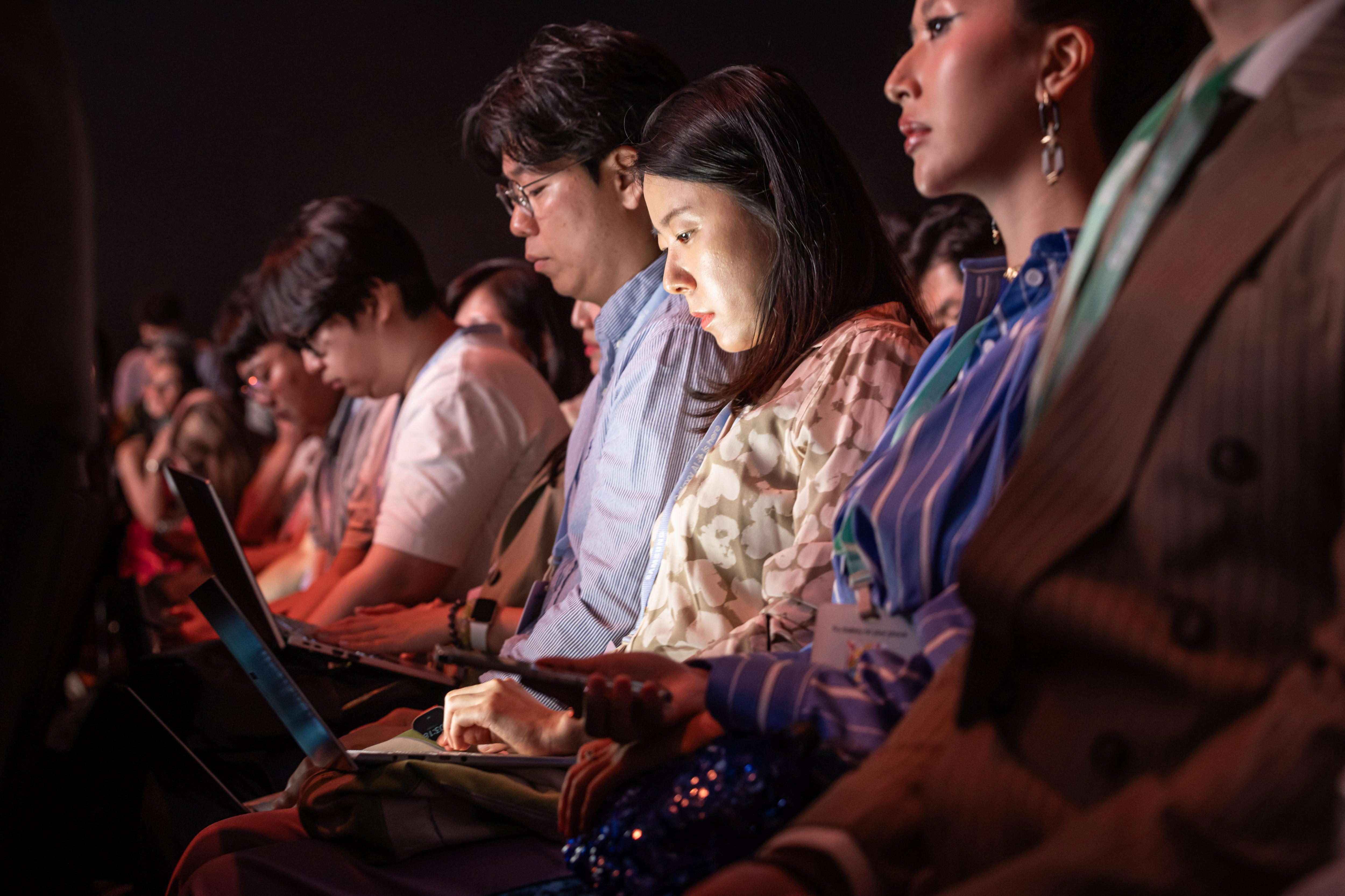 Paris (France), 10/07/2024.- Journalists and guests listen to the speech of South-Korean Samsung Head of Mobile Communications Roh Tae-moon (unseen) during the Samsung Galaxy 2024 Unpacked event to unveil the next generation of Artificial Intelligent (AI) powered Galaxy phones and devices at the Carrousel du Louvre venue in Paris, France, 10 July 2024. (Francia) EFE/EPA/CHRISTOPHE PETIT TESSON
