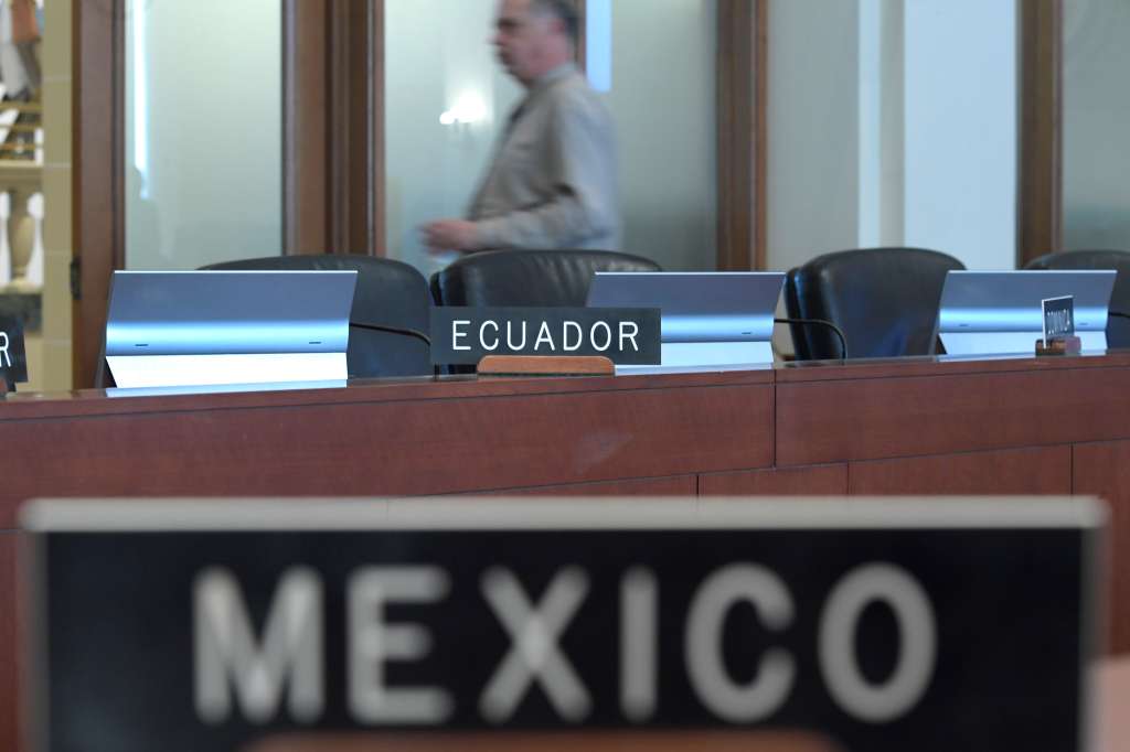 USA3843. WASHINGTON (DC, EEUU), 09/04/2024.- Fotografía del lugar asignado para el representante de México en una reunión del Consejo Permanente de la Organización de los Estados Americanos (OEA) este martes en la sede del organismo en Washington (Estados Unidos). El Gobierno de Ecuador se defendió este martes ante la Organización de los Estados Americanos (OEA) y justificó el inédito asalto policial de la Embajada mexicana en Quito acusando a México de promover la impunidad por haber refugiado al exvicepresidente ecuatoriano Jorge Glas. EFE/Lenin Nolly