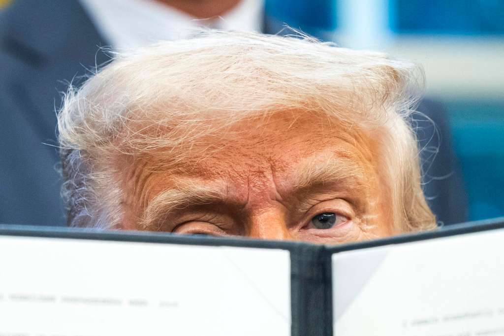 WASHINGTON (United States), 05/05/2025.- US President Donald Trump signs a series of executive orders related to health care in the Oval Office of the White House in Washington, DC USA, 05 May 2025. Trump said he would soon make an announcement on health care that would be 'more related to costs, the costs of medicine and drugs.' EFE/EPA/JIM LO SCALZO / POOL